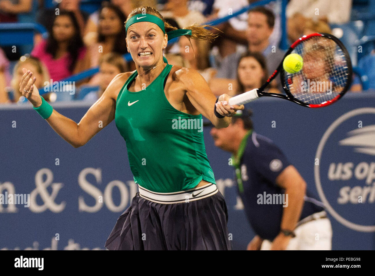Mason, Ohio, USA. August 14, 2018: Petra Kvitova (CZE) schlägt den Ball zurück zu Serena Williams (USA) an der westlichen Süden öffnen, Mason, Ohio, USA. Brent Clark/Alamy leben Nachrichten Stockfoto