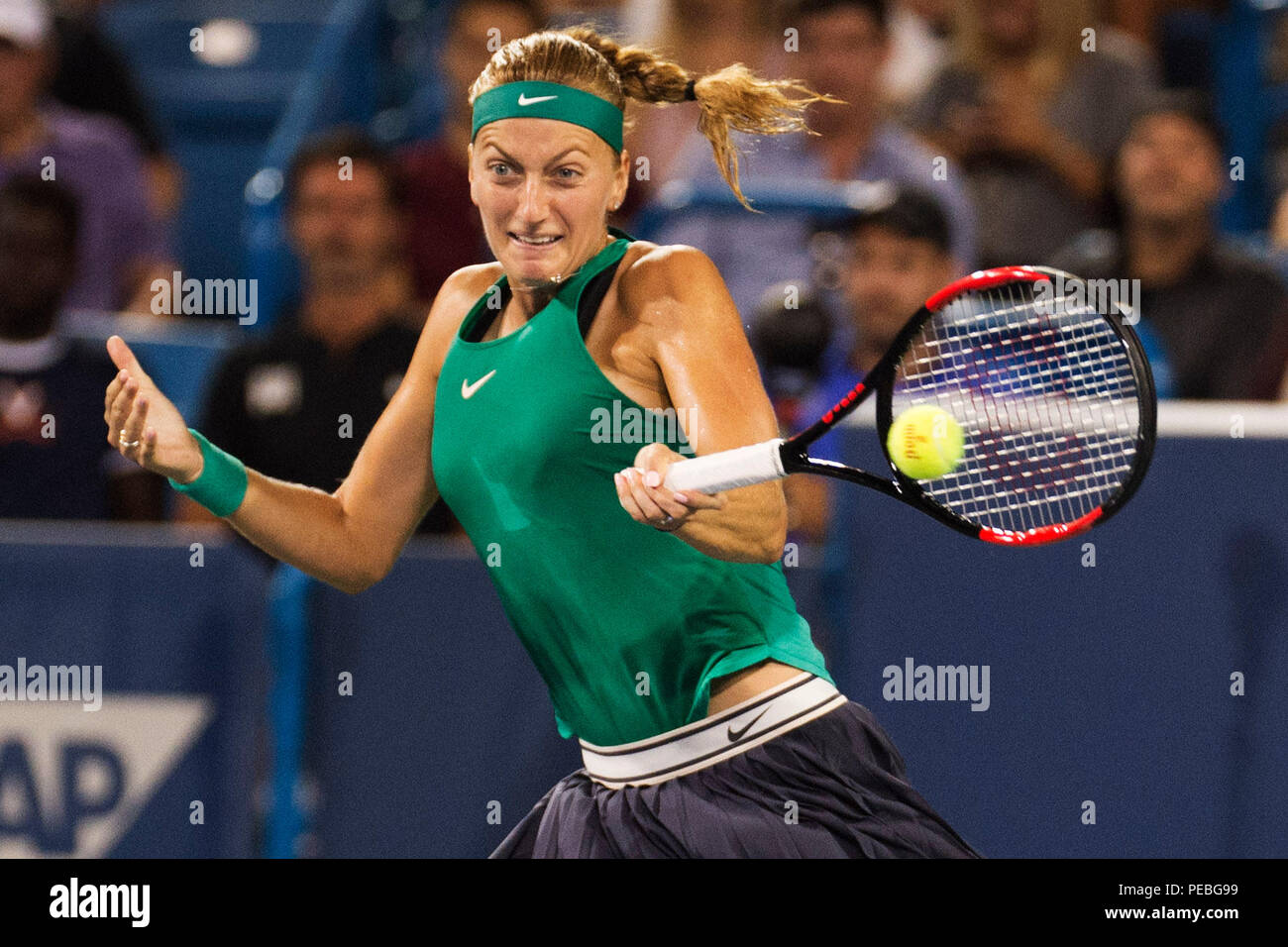 Mason, Ohio, USA. August 14, 2018: Petra Kvitova (CZE) schlägt den Ball zurück zu Serena Williams (USA) an der westlichen Süden öffnen, Mason, Ohio, USA. Brent Clark/Alamy leben Nachrichten Stockfoto