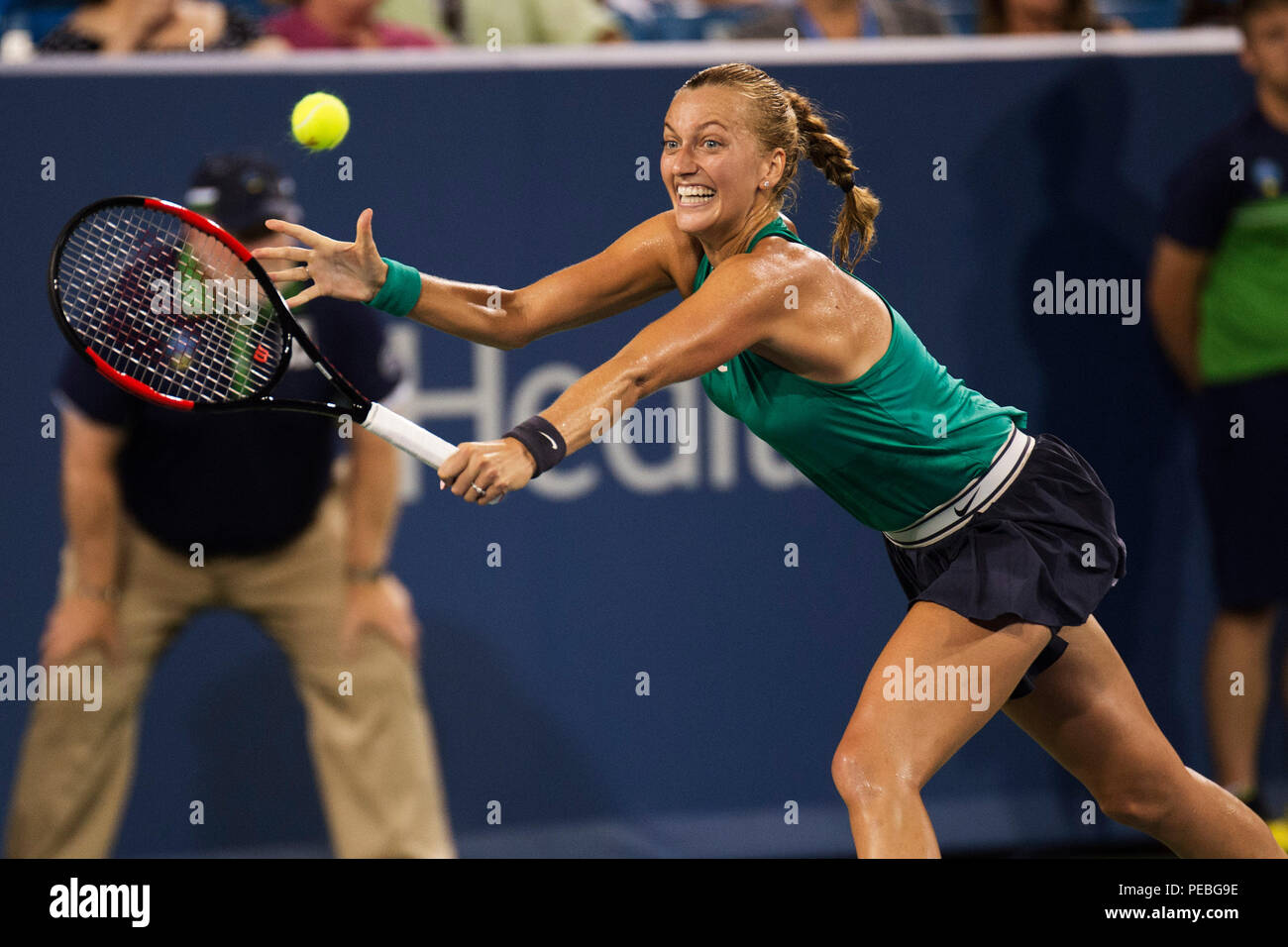 Mason, Ohio, USA. August 14, 2018: Petra Kvitova (CZE) schlägt den Ball zurück zu Serena Williams (USA) an der westlichen Süden öffnen, Mason, Ohio, USA. Brent Clark/Alamy leben Nachrichten Stockfoto