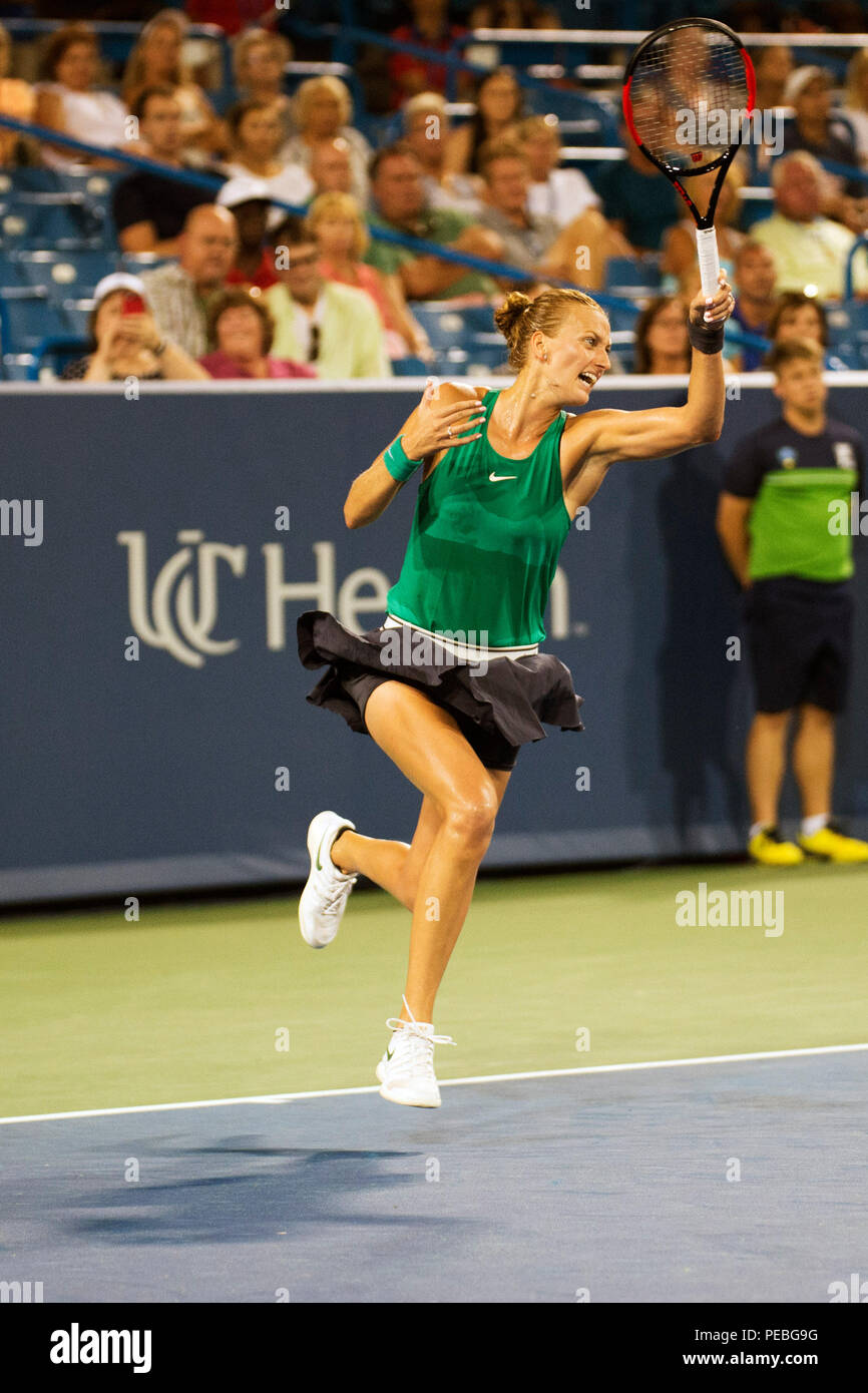 Mason, Ohio, USA. August 14, 2018: Petra Kvitova (CZE) schlägt den Ball zurück zu Serena Williams (USA) an der westlichen Süden öffnen, Mason, Ohio, USA. Brent Clark/Alamy leben Nachrichten Stockfoto