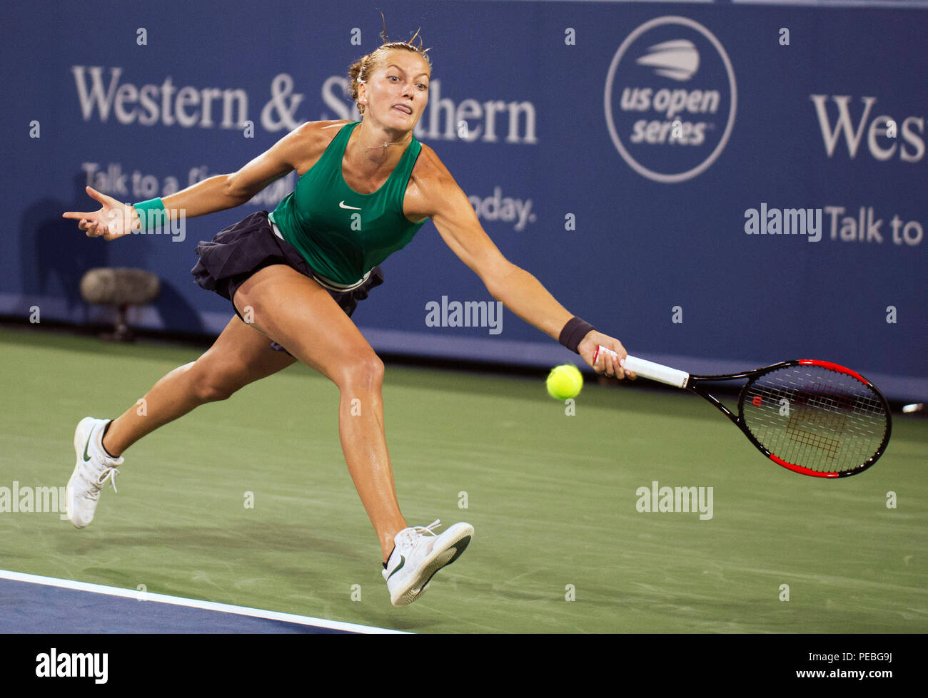 Mason, Ohio, USA. August 14, 2018: Petra Kvitova (CZE) schlägt den Ball zurück zu Serena Williams (USA) an der westlichen Süden öffnen, Mason, Ohio, USA. Brent Clark/Alamy leben Nachrichten Stockfoto
