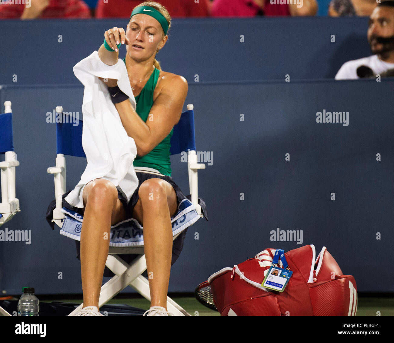 Mason, Ohio, USA. August 14, 2018: Petra Kvitova (CZE) ruht in zwischen Sätzen im Spiel gegen Serena Williams (USA) an der westlichen Süden öffnen, Mason, Ohio, USA. Brent Clark/Alamy leben Nachrichten Stockfoto