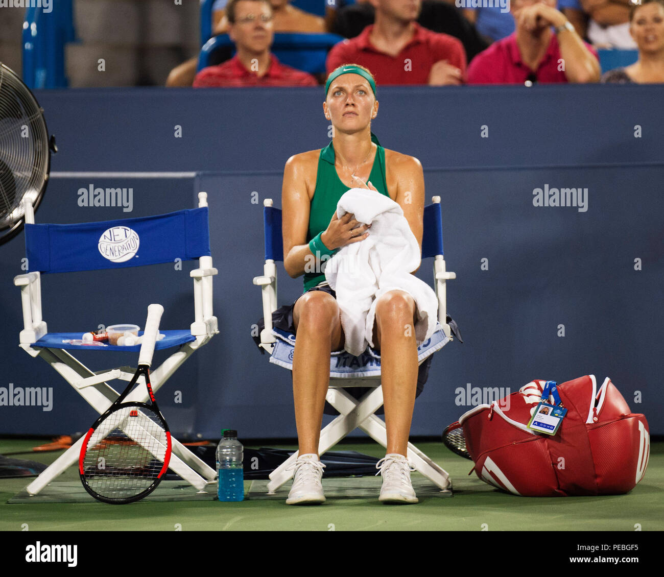 Mason, Ohio, USA. August 14, 2018: Petra Kvitova (CZE) ruht in zwischen Sätzen im Spiel gegen Serena Williams (USA) an der westlichen Süden öffnen, Mason, Ohio, USA. Brent Clark/Alamy leben Nachrichten Stockfoto