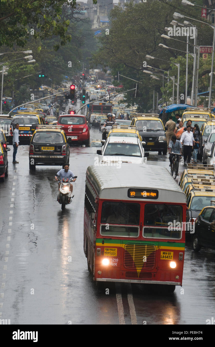 Verkehr auf Frere Brücke nach Monsunregen in Mumbai, Indien Stockfoto