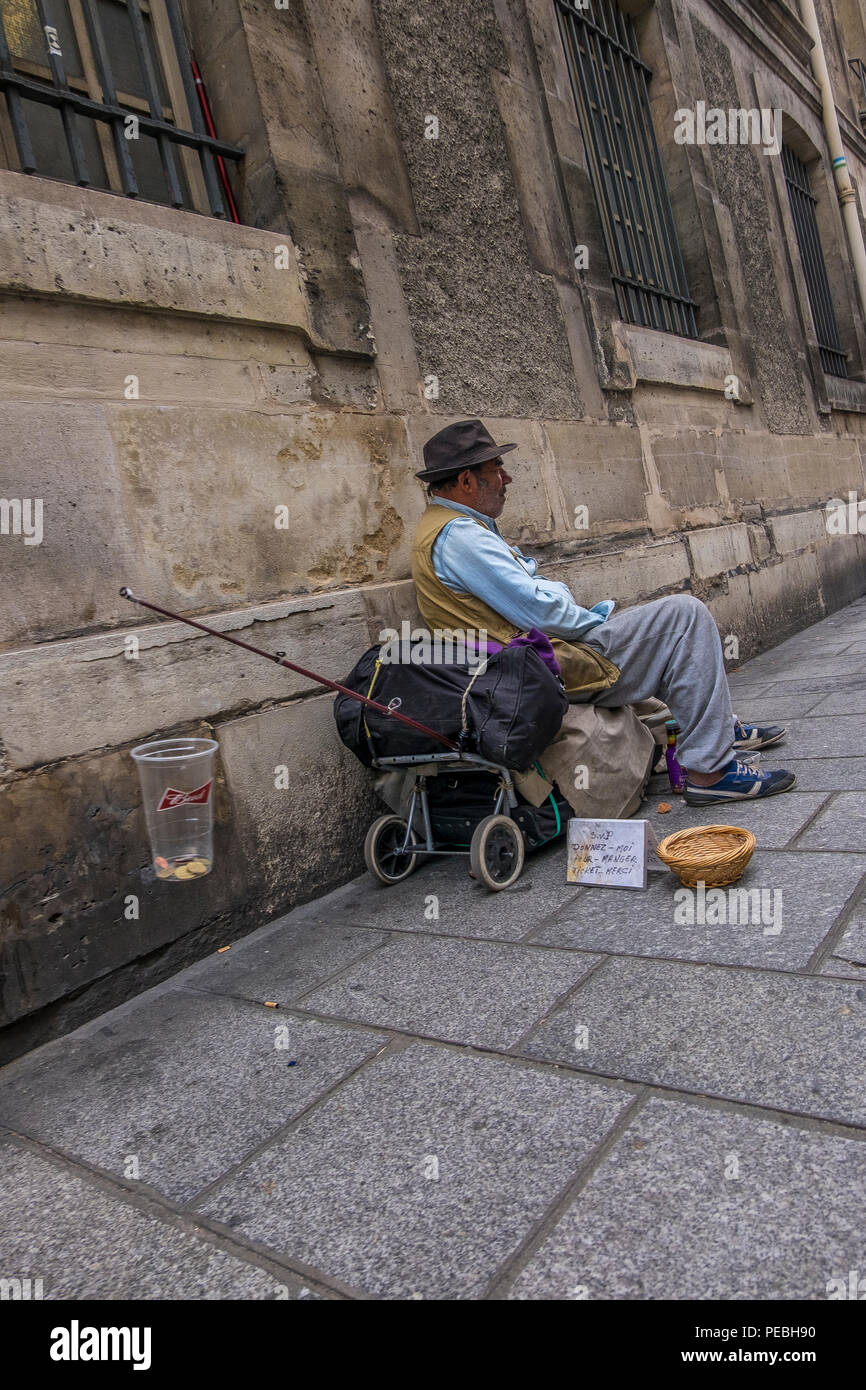 Obdachloser Betteln auf den Straßen von Paris, Frankreich Stockfoto