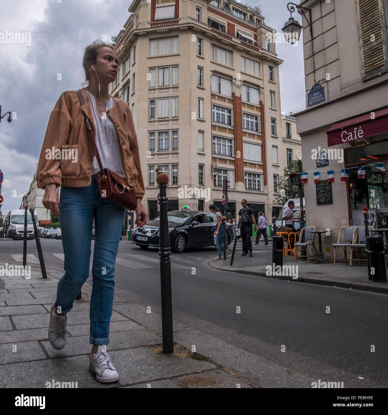 Frau Fußgängerzone Pendler in Paris, Frankreich Stockfoto