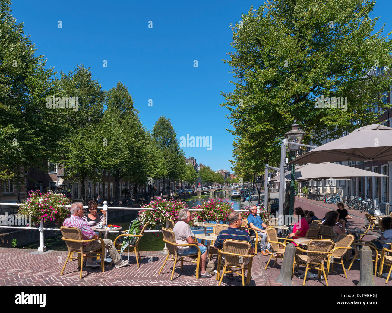 Cafe auf Nonnenbrug an der Rapenburg Canal, Leiden, Zuid-Holland (Südholland), Niederlande Stockfoto