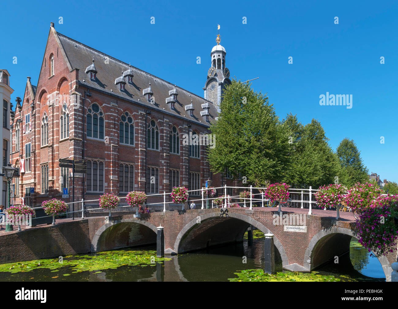 Die Akademie Gebäude der Universität Leiden durch Nonnenbrug an der Rapenburg Canal, Leiden, Zuid-Holland (Südholland), Niederlande Stockfoto