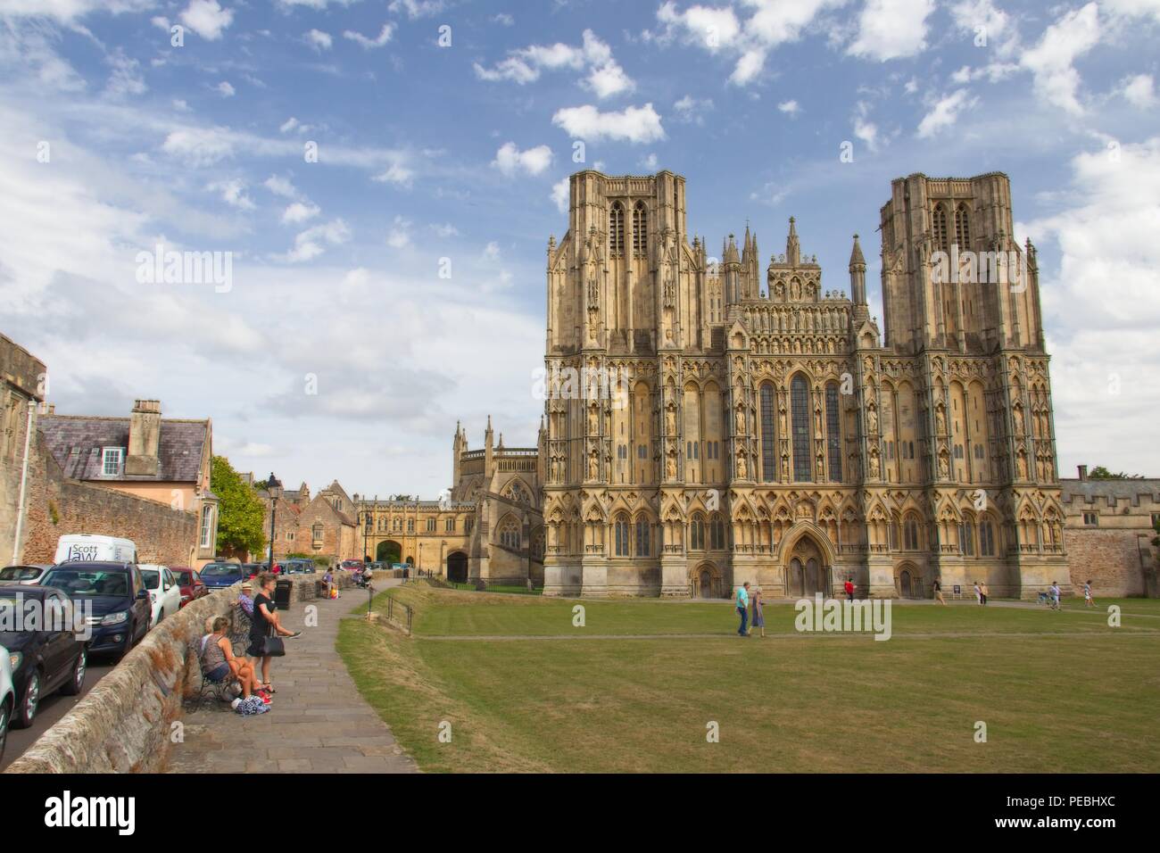 Wells Cathedral, West Front, blauer Himmel mit Fluffy Clouds. Stockfoto