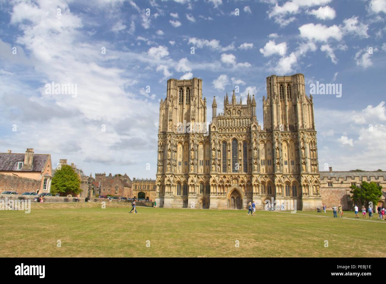 Wells Cathedral, West Front, blauer Himmel mit Fluffy Clouds. Stockfoto