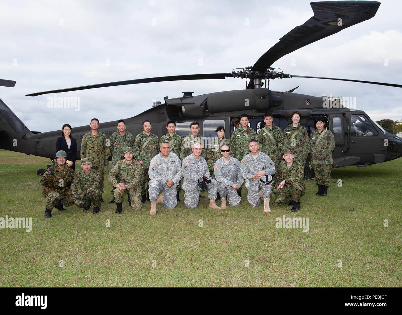 Soldaten aus der Armee finden Engagement Team-Japan (ARET-J) melden Sie Japan Masse Selbstverteidigung finden Komponente Kandidaten und Service Mitglieder für ein Gruppenfoto vor einem UH-60 Black Hawk Hubschrauber 19.11.2015, am Lager Takeyama, Japan. ARET-J mit US-Armee Japan Aviation Battalion neun JGSDF finden Kandidaten aus den 117 Ausbildung Bataillon Hauptsitz in Camp Takeyama, Japan, zum Hauptquartier der US-Armee Japan im Camp Zama, Japan Verkehr koordiniert, im Rahmen eines bilateralen Air Mission, dass die JGSDF Kandidaten für die Mission, die Kultur und die Fähigkeiten ihrer in den USA eingeführt Stockfoto