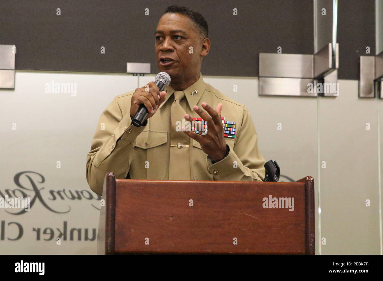 Major General Craig C. Crenshaw, Marine Corps Logistik Befehl kommandierender General, liefert seinen Bemerkungen während des Bayou Classic Willkommen Der Empfang in der Mercedes-Benz Superdome an November 27, 2015. (U.S. Marine Corps Foto von Sgt. Rubin J. Tan/Freigegeben) Stockfoto