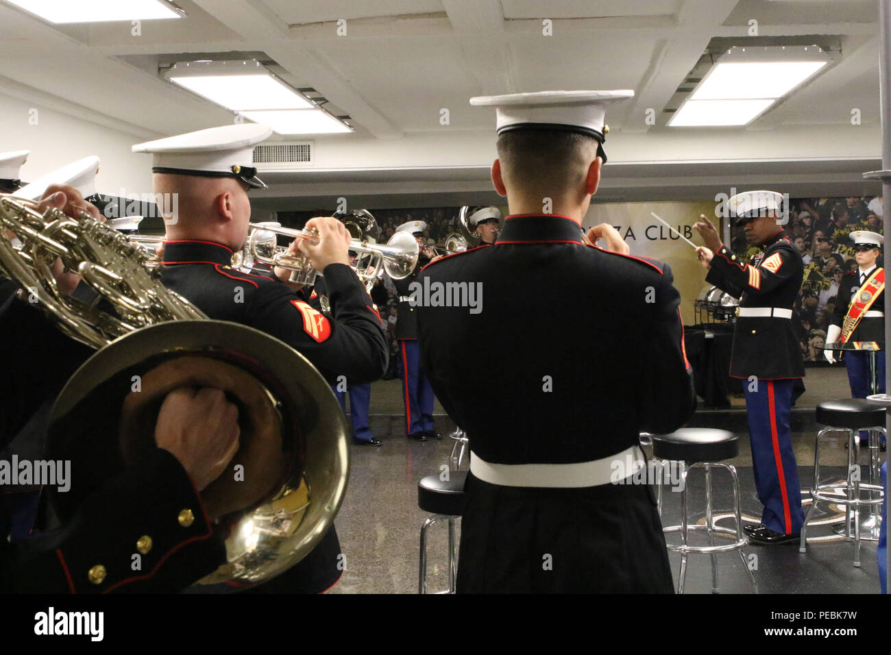 Marine Corps Band New Orleans probt, bevor Sie an der Bayou Classic Schlacht der Bands zeigen in der Mercedes-Benz Superdome an November 27, 2015. Die Schlacht der Bänder ist ein Wettbewerb zwischen Grambling State University und an der südlichen Universität als Teil des Bayou Classic Woche. (U.S. Marine Corps Foto von Sgt. Rubin J. Tan/Freigegeben) Stockfoto