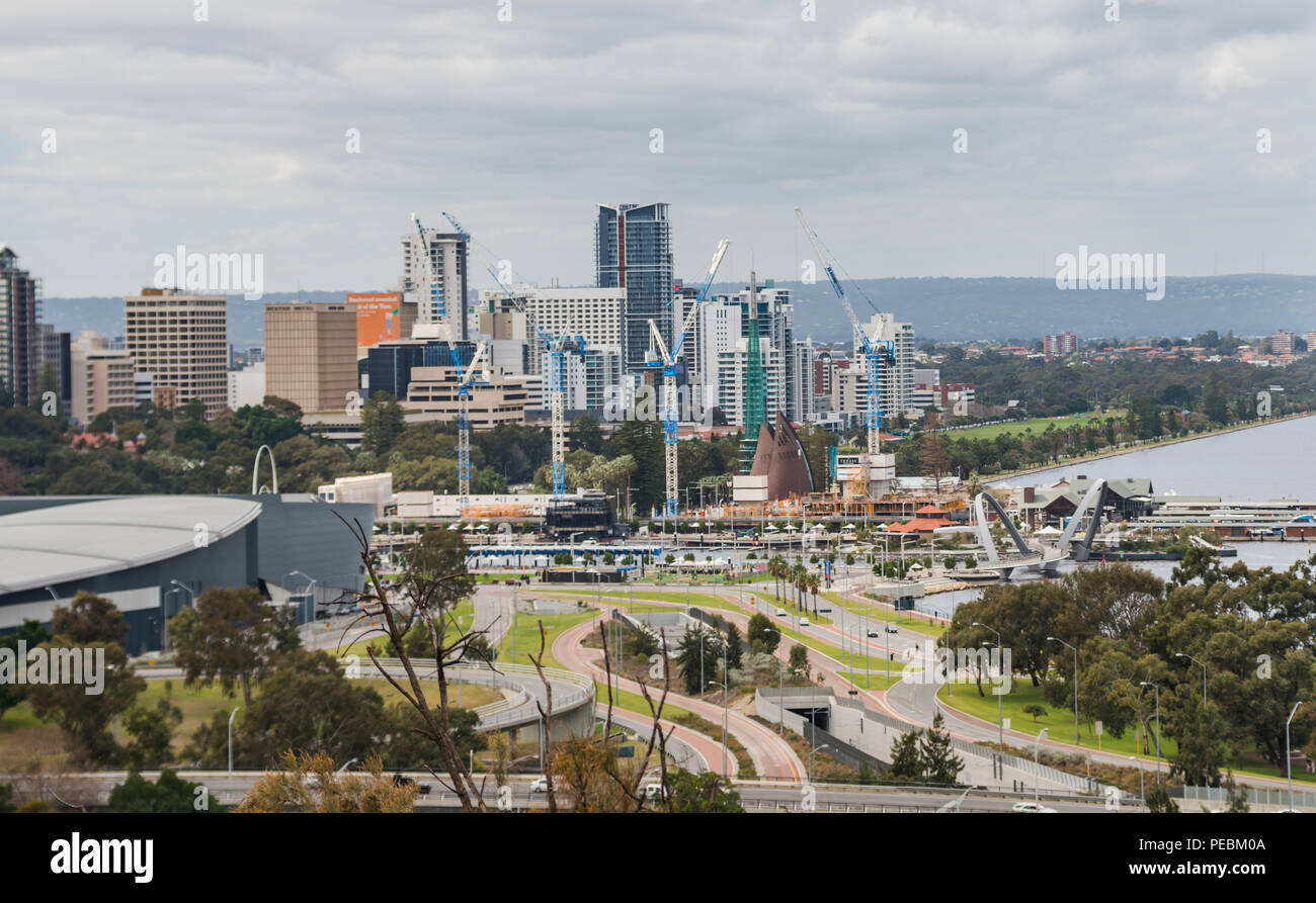 Krane in den Hafen und die Skyline von Perth, Western Australien, Ozeanien, von Kings Park. Stockfoto