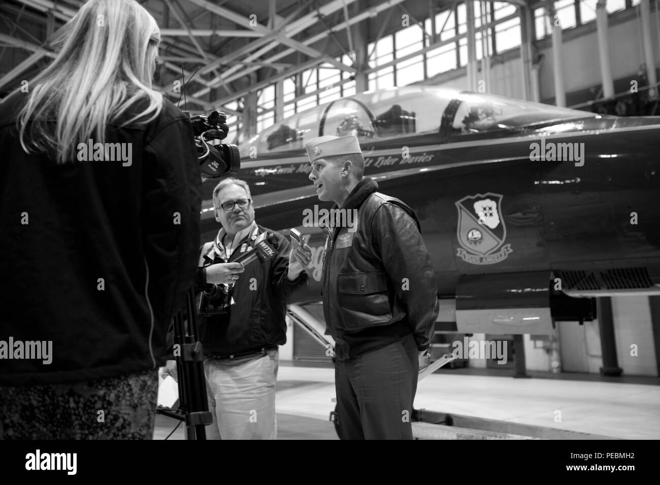 Leutnant Tyler Davies erklärt zu den lokalen Medien, was für die bevorstehende Air Show in Marine Corps Air Station Cherry Point, N.C., Dez. 3, 2015 geplant war. Das Team wird hier für die Saisonvorbereitung Seite besuchen mit Cherry Point Personal zu treffen und der Flugplatz in der Vorbereitung für ihre Leistung im Jahr 2016 besuchen. Die 2016 Erscheinen, das die US Navy Blue Angels flight Demonstration team Funktion wird, ist für den 29. und 30. April festgelegt, und 1. Mai mit einem Freitag Nacht und Tag - lange zeigt am Samstag und Sonntag. (U.S. Marine Corps Foto von Pfc. Nicholas S. Baird/Freigegeben) Stockfoto