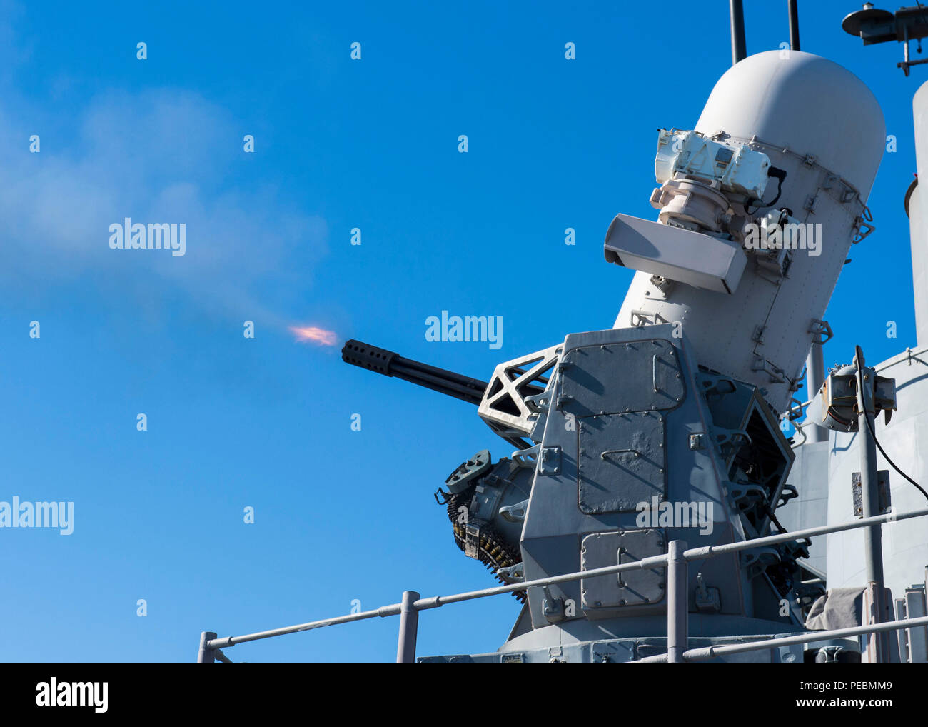 151202-N-GW 139-145 PAZIFISCHEN OZEAN (31. 2, 2015) - in Waffen System (Ciws) Brände mit scharfer Munition an Bord der Arleigh-Burke-Klasse Lenkwaffen-kreuzer USS Princeton (CG59). Princeton ist derzeit die Durchführung von Funktionsprüfungen Veranstaltungen zur Vorbereitung auf ihren bevorstehenden Einsatz. (U.S. Marine Foto von Mass Communication Specialist 3. Klasse Eric Truhe/Freigegeben) Stockfoto