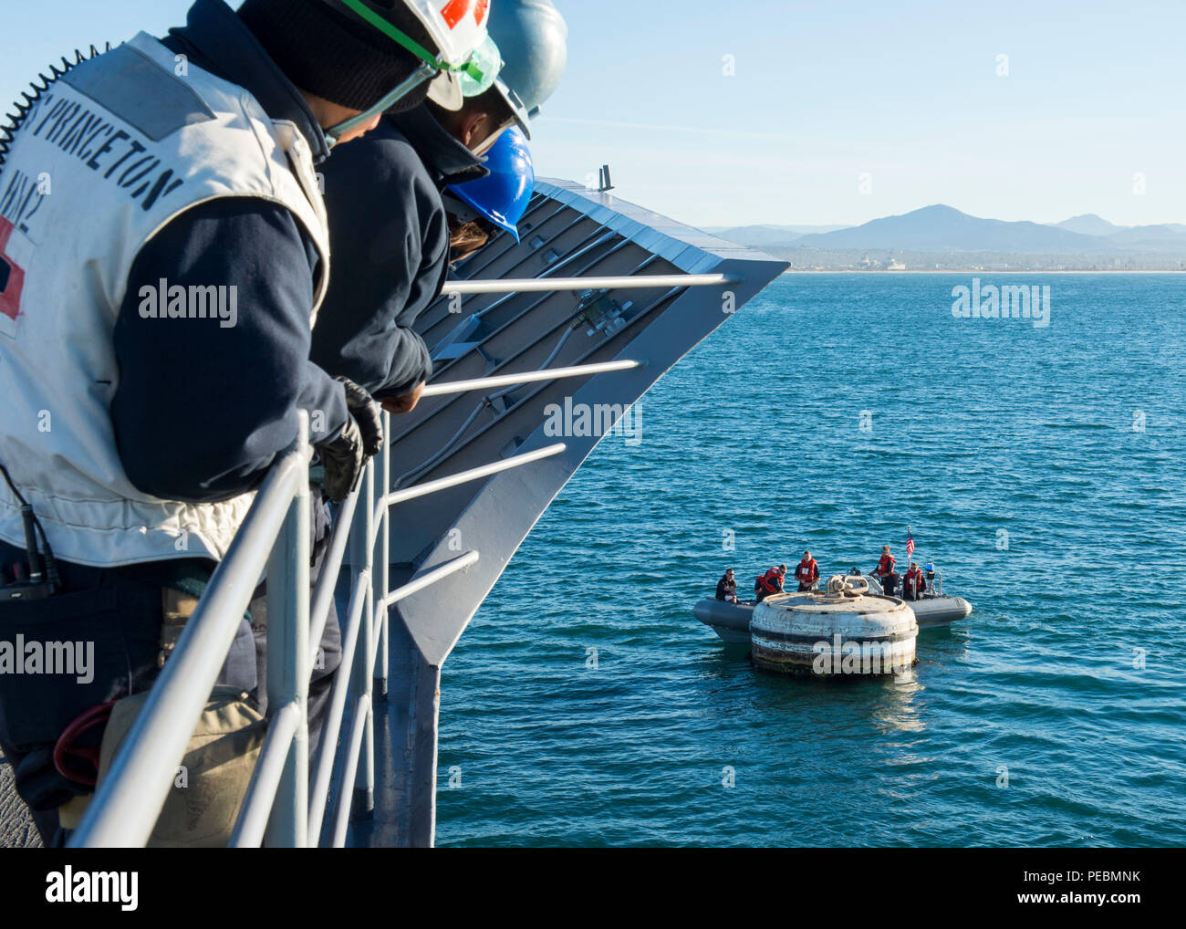 151203-N-GW 139-031 PAZIFISCHEN OZEAN (31. 3, 2015) - Matrosen an Bord der Arleigh-Burke-Klasse Lenkwaffen-kreuzer USS Princeton (CG-59) sehen sie ihre Mitmenschen shipmates bereiten Sie eine Boje festmachen. Princeton ist derzeit die Durchführung von Funktionsprüfungen Veranstaltungen zur Vorbereitung auf ihren bevorstehenden Einsatz. (U.S. Marine Foto von Mass Communication Specialist 3. Klasse Eric Truhe/Freigegeben) Stockfoto