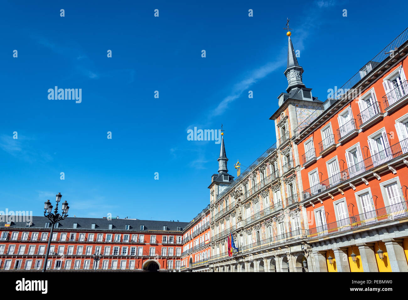 Schöne Sicht auf die beeindruckende Plaza Mayor mit einem blauen Himmel in Madrid, Spanien Stockfoto