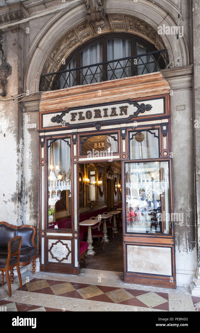 Die aussenfassade Caffè Florian, Piazza San Marco, San Marco, Venedig, Venetien, Italien, im Jahr 1720 eröffnet und das älteste Café der Welt, Blick ins Innere Stockfoto