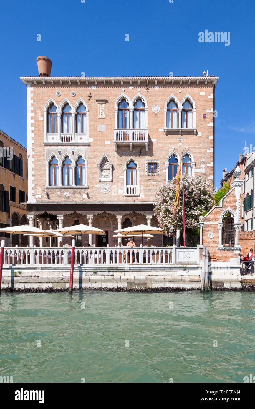 Palazzetto Stern, oder Hotel Palazzo Stern, Grand Canal, Dorsoduro Venedig, Venetien, Italien, venezianische gotische Fassade. Luxus Hotel. Stockfoto
