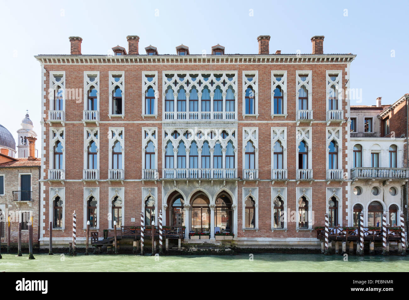 Palazzo Genovese, Grand Canal, Dorsoduro Venedig, Venetien, Italien, heute ein Luxushotel. Venezianische neugotischen Fassade mit vierpass Windows Stockfoto
