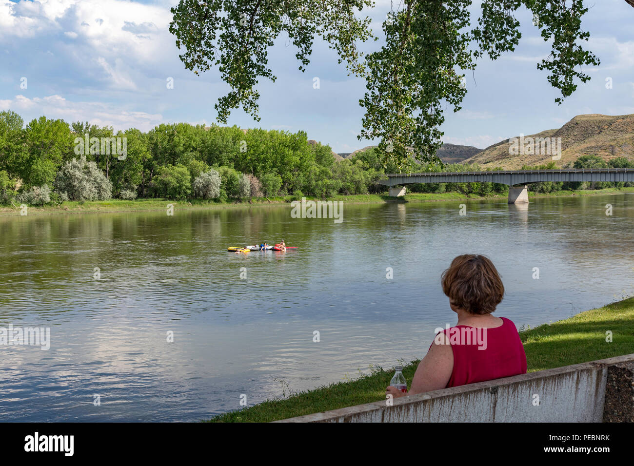 Besucher genießen Freizeit auf dem Missouri River Levee in Fort Benton, Montana, USA Stockfoto