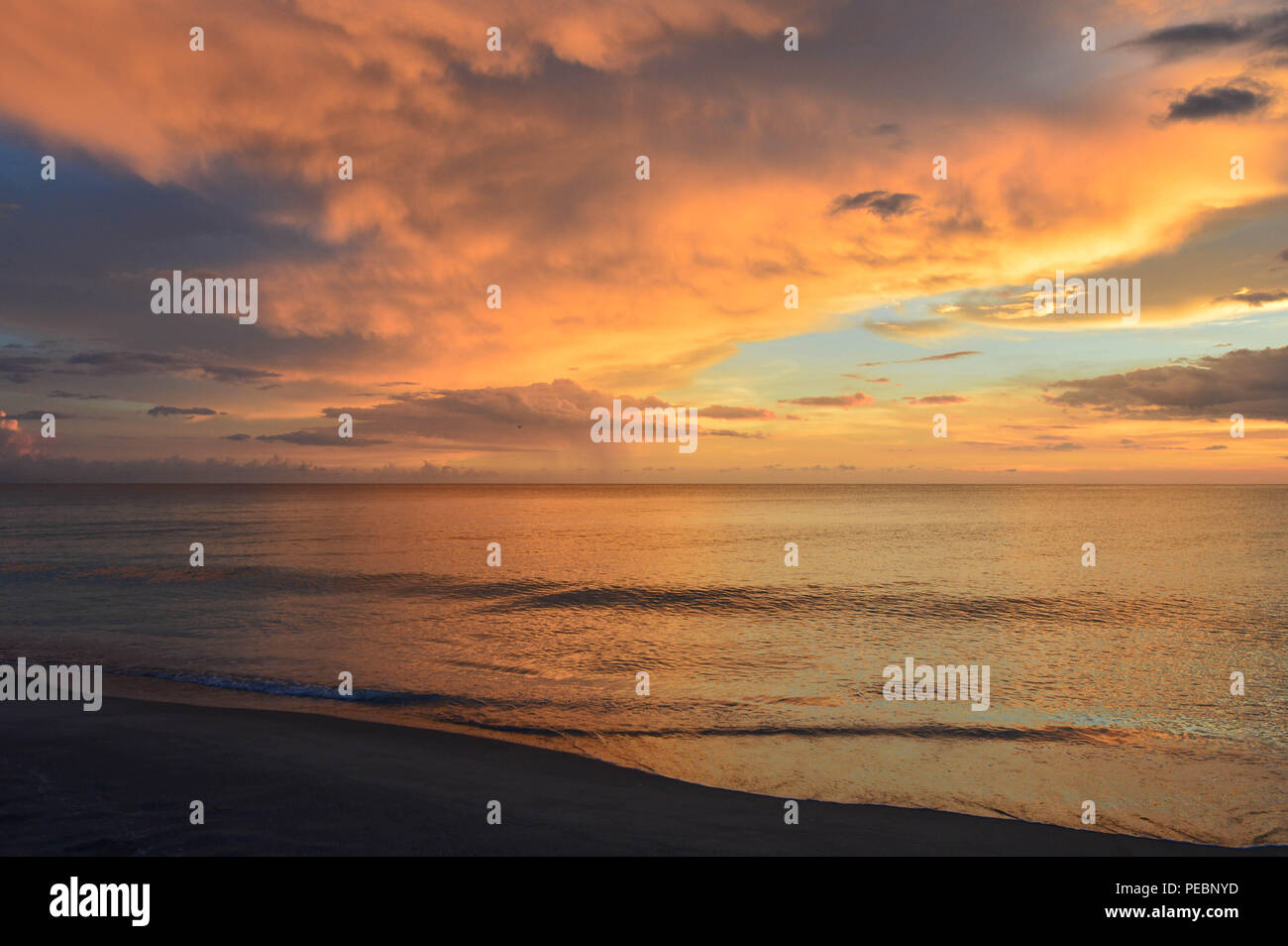 Farbfoto anzeigen Landschaft malerischen Horizont malerischen ruhigen Küste Küste bunten Abend Beach Sunset Lichtreflexionen Wolken Himmel Tanz Wasser Stockfoto