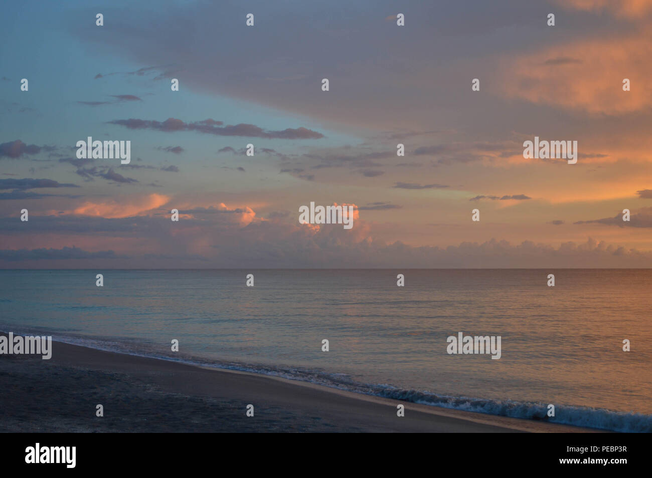 Idyllischen Florida Sommer beruhigende Abend bunte Küste Himmel Wolken Wasser Reflexionen Licht Seascape Sonnenuntergang auf ruhige ruhige Wasser surfen Shoreline Stockfoto