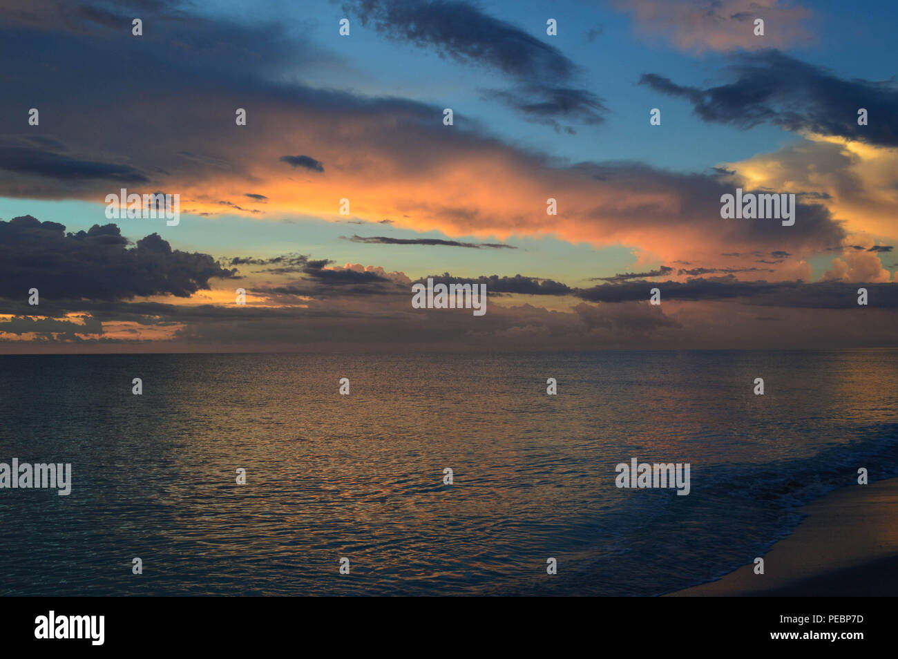 Dramatische Küsten Beachscape bunten Sonnenuntergang Himmel Wasser Reflexionen Licht Golf von Mexiko Sommer Seascape Beach Landschaft tropischen Sanibel Island, Florida Stockfoto