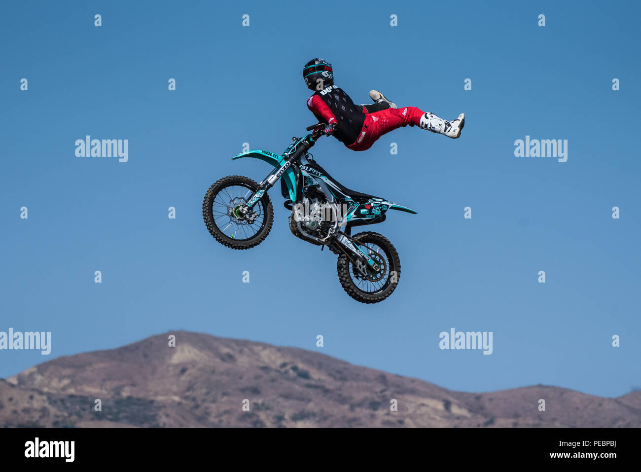 Stunt Rider in rot Kostüm skitches auf springen während Flying U Rodeo im Ventura County Fair Seite am 12. August 2018 in Kalifornien. Stockfoto