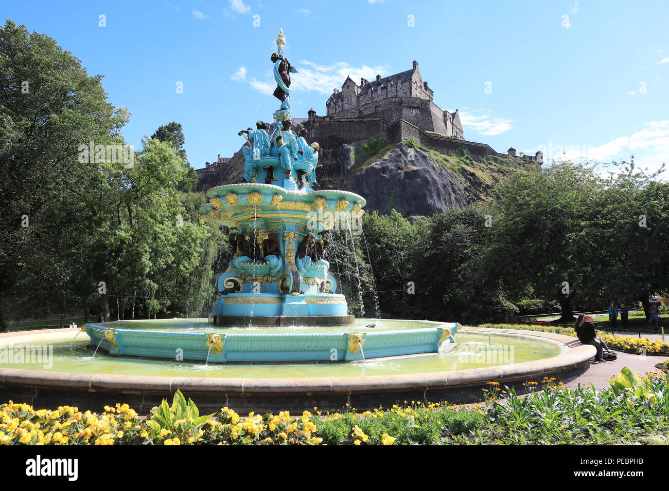 Die wiederhergestellten Ross Wasserfontäne in West Princes Street Gardens und Edinburgh Castle hinter, in Schottland, Großbritannien Stockfoto