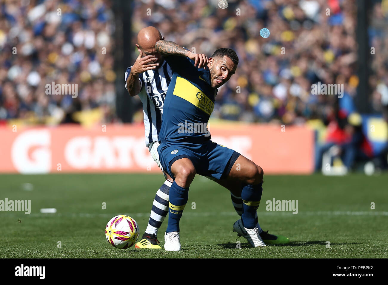 BUENOS AIRES, ARGENTINIEN - AUGUST 2018: Carlos Tevez (Boca Juniors) kämpft die Kugel gegen El Chapo (Talleres de Córdoba) auf das erste Match für die s Stockfoto