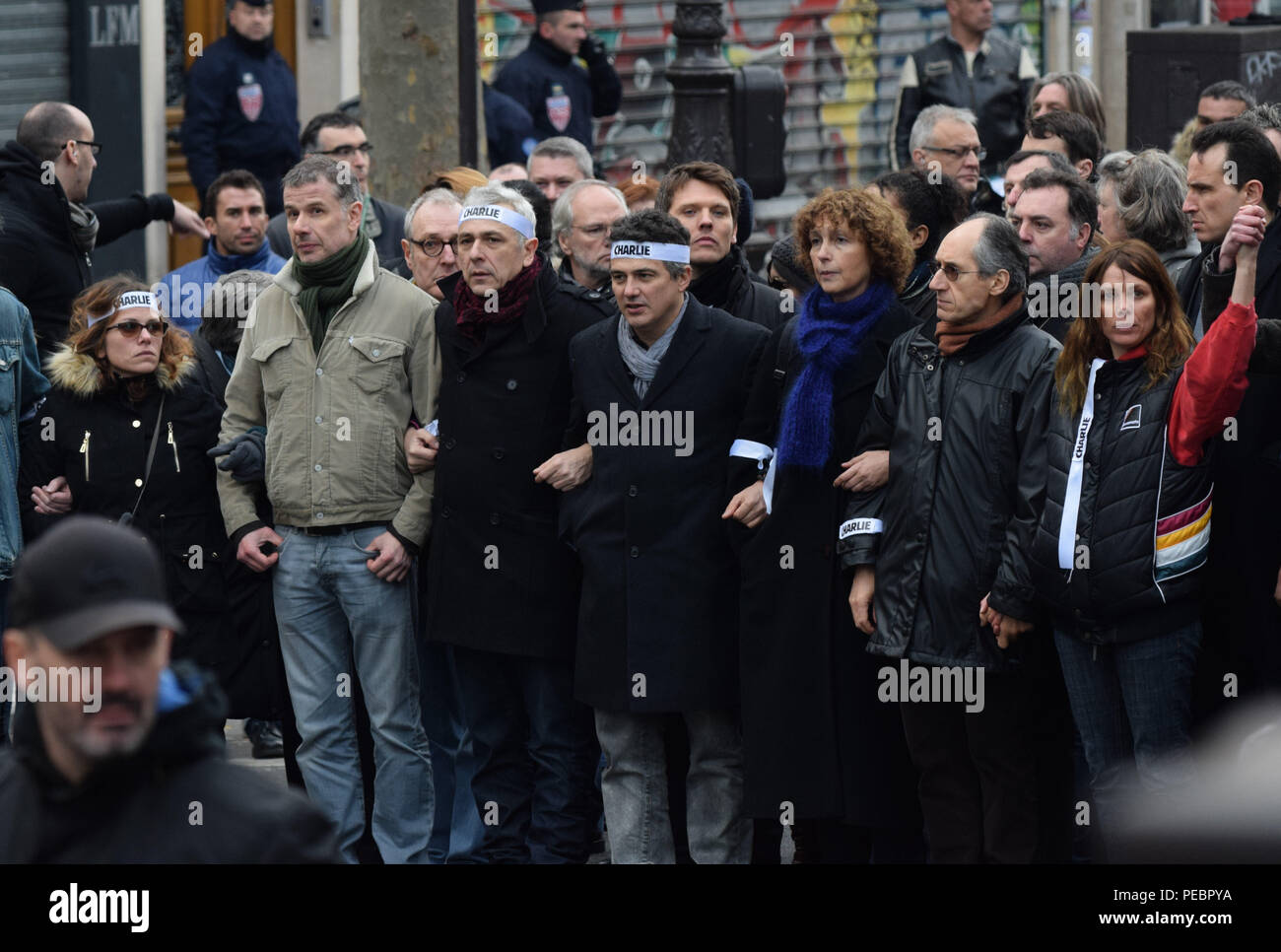 Januar 11, 2015 - Paris, Frankreich: Familienangehörige und enge Freunde von Charlie Hebdo Opfer an einer Masse Einheit Rallye nach den jüngsten Terroranschlägen in Paris. Vier Millionen Menschen auf dem Land in einem "Arche Republicaine" (Republikaner März) die Einheit der Nation feiern im Angesicht terroristischer Bedrohungen demonstriert. Tausende Menschen hatten Fahnen oder Cartoons, die sich auf Charlie Hebdo, die satirische Zeitschrift, dessen Amt von islamistischen bewaffneten gezielt wurde früh in der Woche. La Grande Marche republicaine en Hommage aux Victimes de l'Sprengstoffanschlag contre Charlie Hebdo ein rassemble Pres de 2 mil Stockfoto