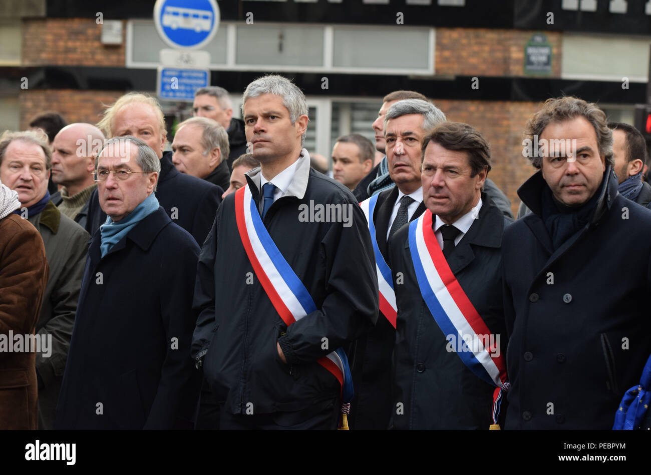 Januar 11, 2015 - Paris, Frankreich: oppositionelle Politiker Claude Gueant, Laurent Wauquiez, Christian Estrosi, und Luc Chatel Teil in einer Einheit März nach dem tödlichen Paris Angriffe. Vier Millionen Menschen auf dem Land in einem "Arche Republicaine" (Republikaner März) die Einheit der Nation feiern im Angesicht terroristischer Bedrohungen demonstriert. Tausende Menschen hatten Fahnen oder Cartoons, die sich auf Charlie Hebdo, die satirische Zeitschrift, dessen Amt von islamistischen bewaffneten gezielt wurde früh in der Woche. La Grande Marche republicaine en Hommage aux Victimes de l'Sprengstoffanschlag contre Charlie Hebdo ein r Stockfoto