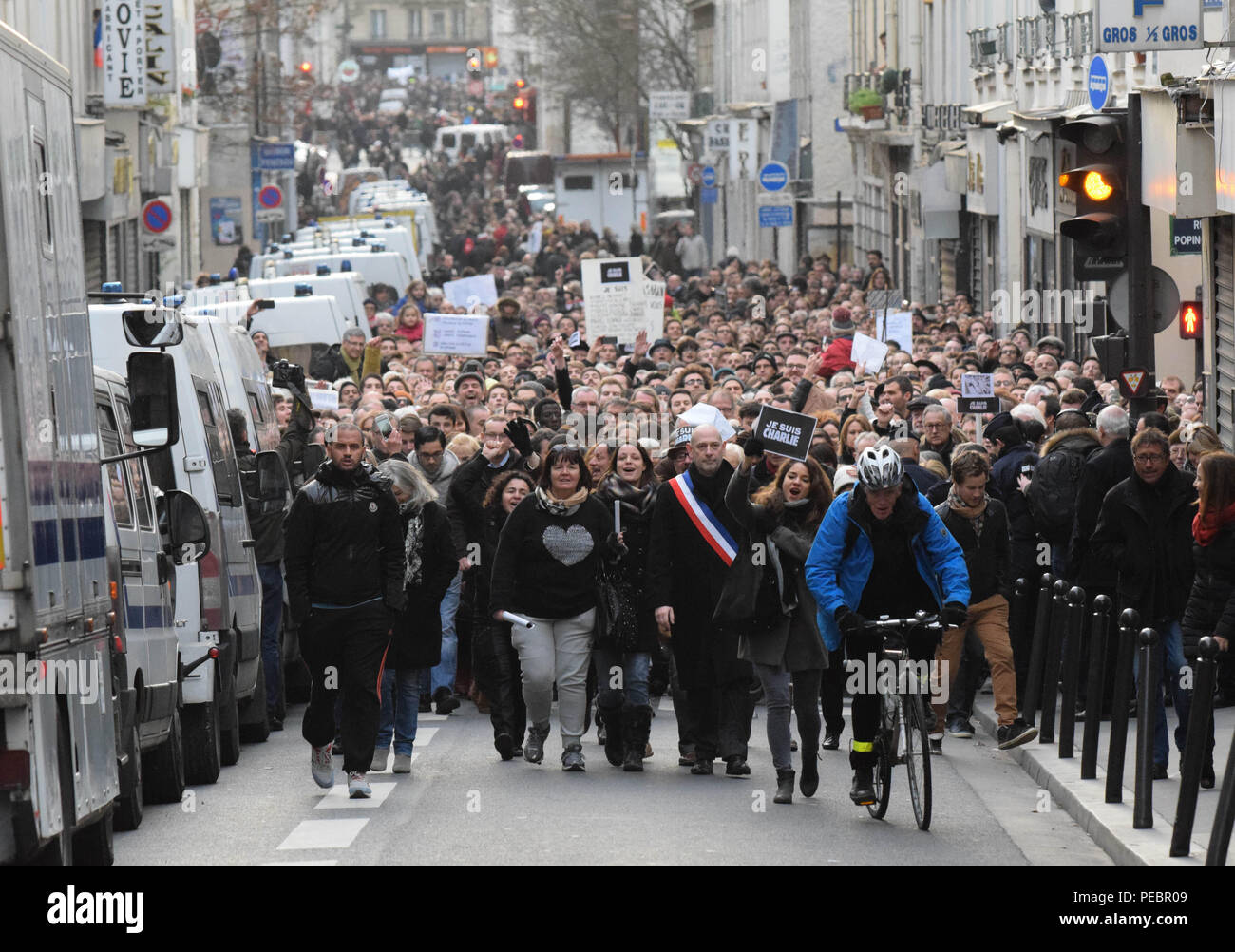 Januar 11, 2015 - Paris, Frankreich: Mehr als 1,5 Millionen Menschen an einem Marsch der Freiheit der Meinungsäußerung und Protest gegen den Terrorismus in der französischen Hauptstadt zu unterstützen, nachdem drei Tage des Terrors 17 tote Links. Vier Millionen Menschen auf dem Land in einem "Arche Republicaine" (Republikaner März) die Einheit der Nation feiern im Angesicht terroristischer Bedrohungen demonstriert. Tausende Menschen hatten Fahnen oder Cartoons, die sich auf Charlie Hebdo, die satirische Zeitschrift, dessen Amt von islamistischen bewaffneten gezielt wurde früh in der Woche. La Grande Marche republicaine en Hommage aux Victimes de l'att Stockfoto