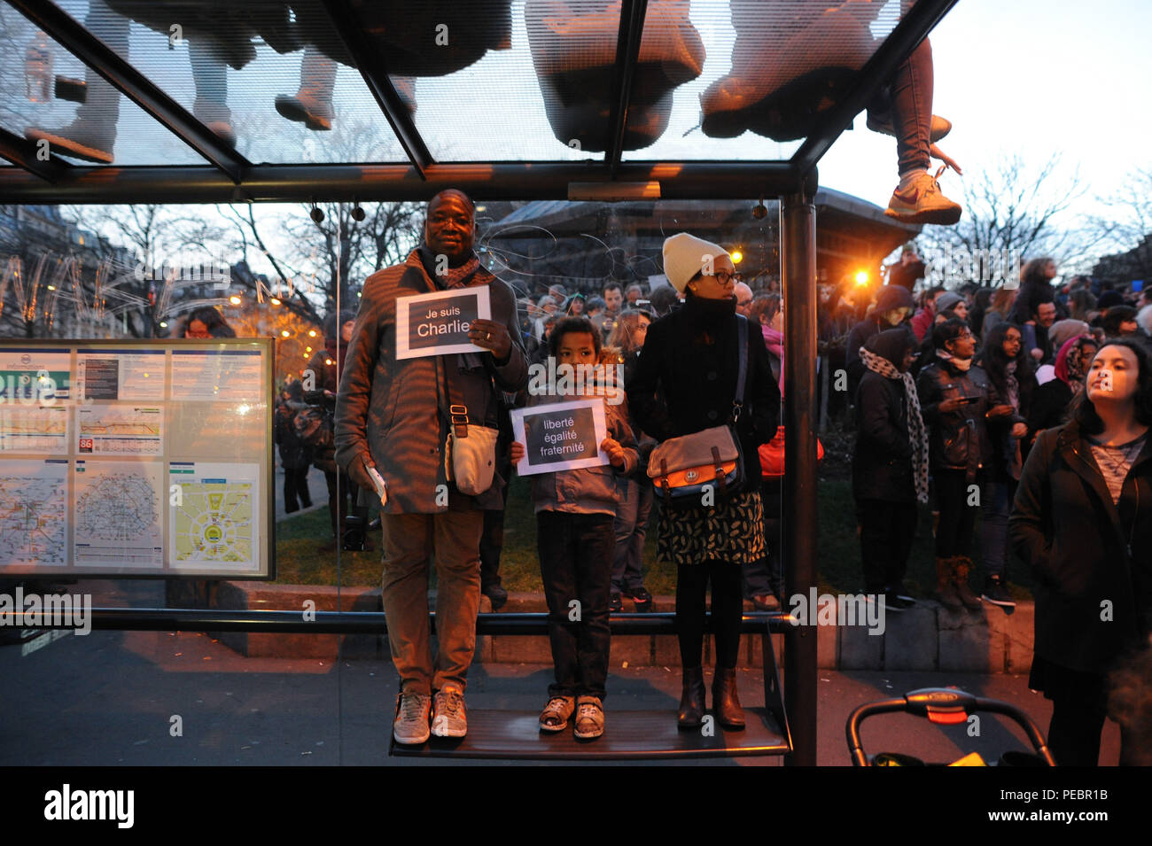 Januar 11, 2015 - Paris, Frankreich: Mehr als 1,5 Millionen Menschen an einem Marsch der Freiheit der Meinungsäußerung und Protest gegen den Terrorismus in der französischen Hauptstadt zu unterstützen, nachdem drei Tage des Terrors 17 tote Links. Vier Millionen Menschen auf dem Land in einem "Arche Republicaine" (Republikaner März) die Einheit der Nation feiern im Angesicht terroristischer Bedrohungen demonstriert. Tausende Menschen hatten Fahnen oder Cartoons, die sich auf Charlie Hebdo, die satirische Zeitschrift, dessen Amt von islamistischen bewaffneten gezielt wurde früh in der Woche. La Grande Marche republicaine en homma Stockfoto