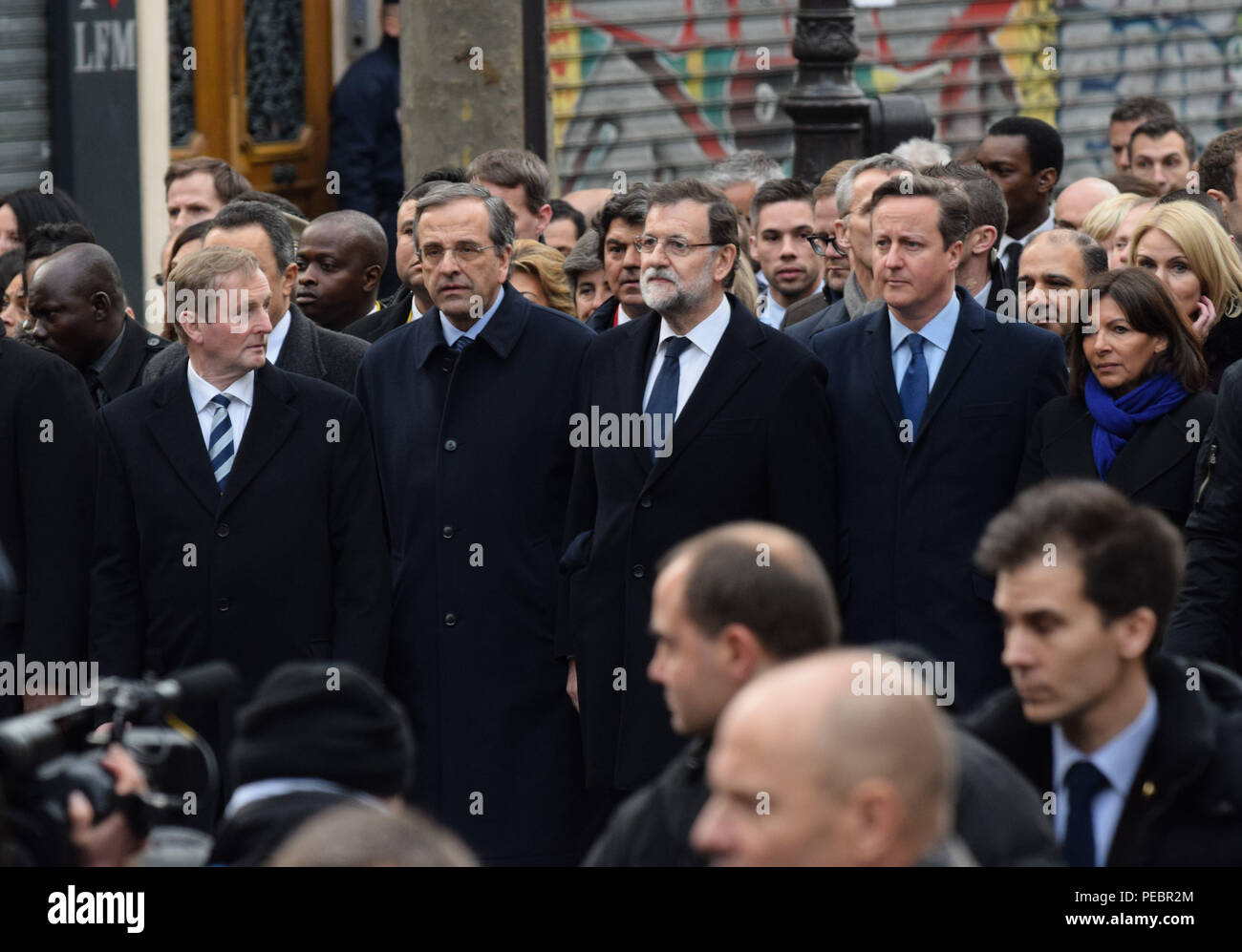 Januar 11, 2015 - Paris, Frankreich: Dutzende Führer der Welt - einschließlich (2 L-R) Antonis Samaras, Mariano Rajoy, David Cameron, und Anne Hidalgo - Teil in einem März die Freiheit der Meinungsäußerung und Protest gegen den Terrorismus in der französischen Hauptstadt zu unterstützen, nachdem drei Tage des Terrors 17 tote Links. Vier Millionen Menschen auf dem Land in einem "Arche Republicaine" (Republikaner März) die Einheit der Nation feiern im Angesicht terroristischer Bedrohungen demonstriert. La Grande Marche republicaine en Hommage aux Victimes de l'Sprengstoffanschlag contre Charlie Hebdo ein rassemble Pres de 2 millions de personnes dans Stockfoto