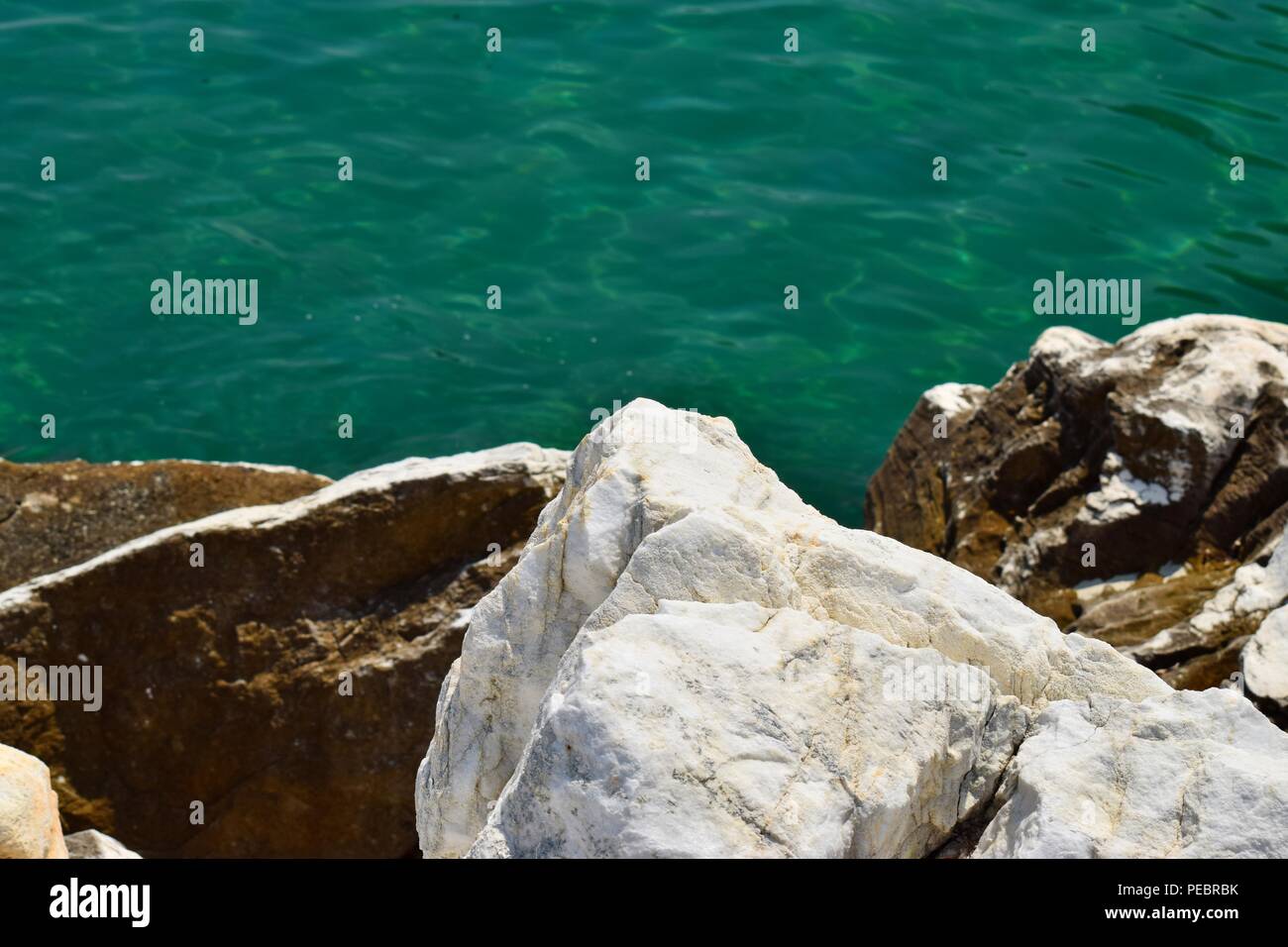 Meerwasser und erstaunlichen Felsen an der Küste der Insel Thassos. Stockfoto