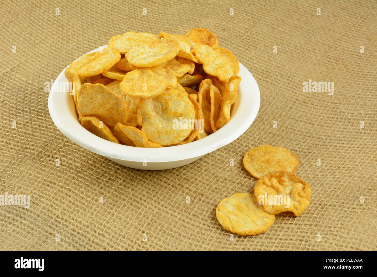 Gesunde alternative Der knusprig-gesunde Hummus und Basilikum Chips in umweltfreundliche Einweg weisse Faser Schüssel Stockfoto