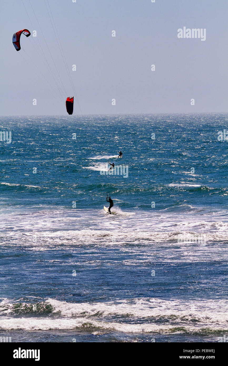 Gruppe von Kitesyrfers auf dem Ozean, Big Sur, Kalifornien Stockfoto