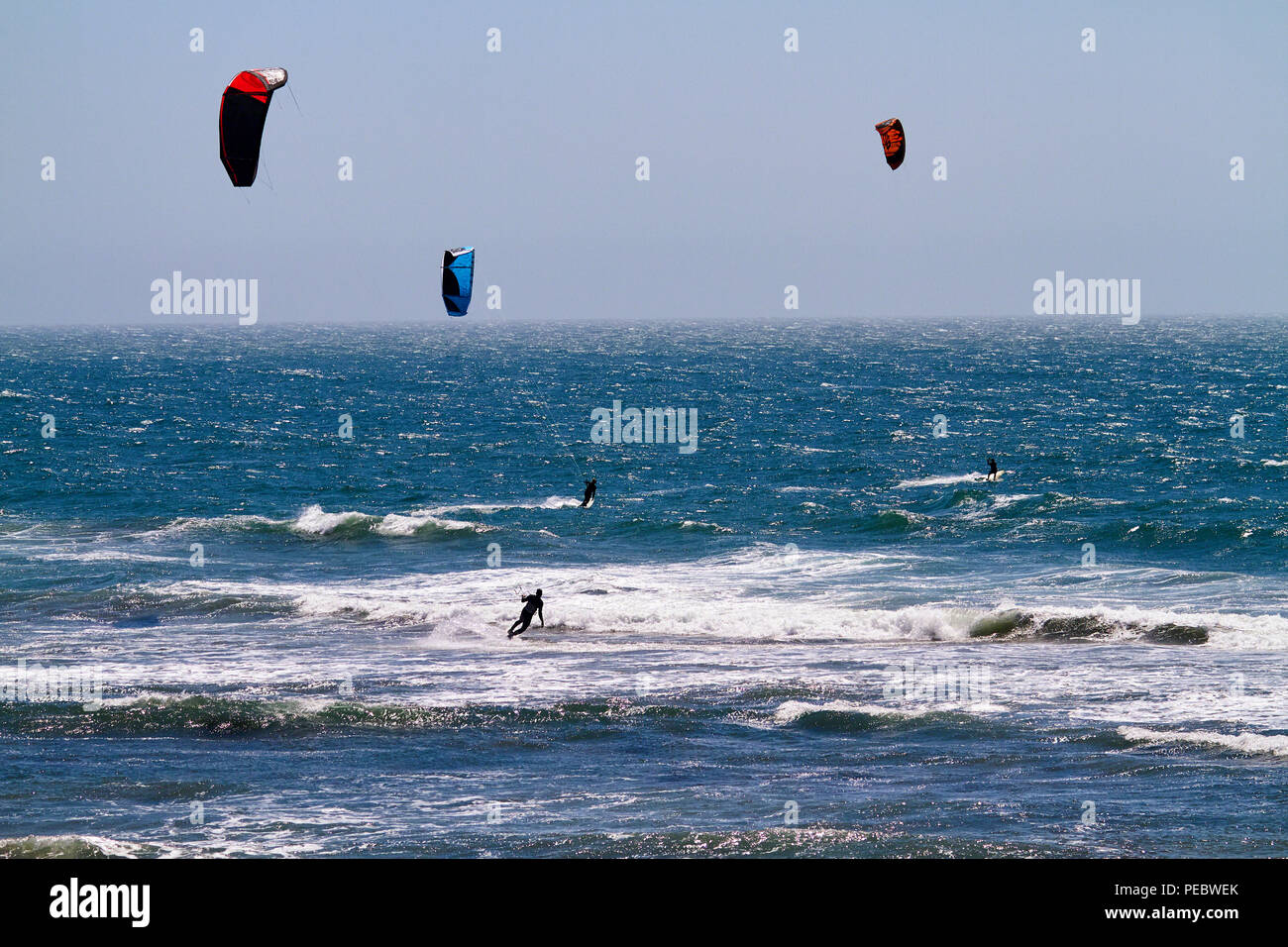 Gruppe von Kitesurfer Reiten die Wellen, Big Sur, Kalifornien Stockfoto