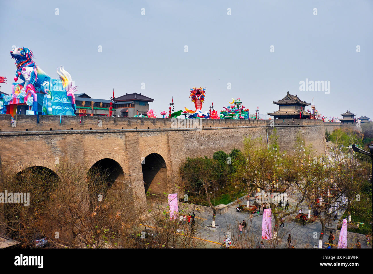 Stadtmauer und Tor von Xi'an, das während der Spring Festival, Shhanxi Province, China. Stockfoto