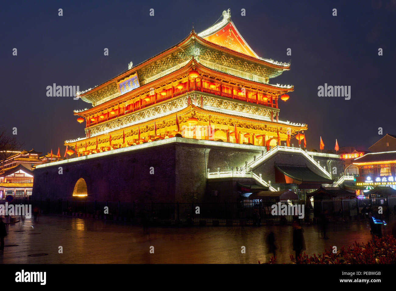 Low Angle View der Ming Dynastie Drum Tower bei Nacht, Xi'an, Shaanxi, China Stockfoto