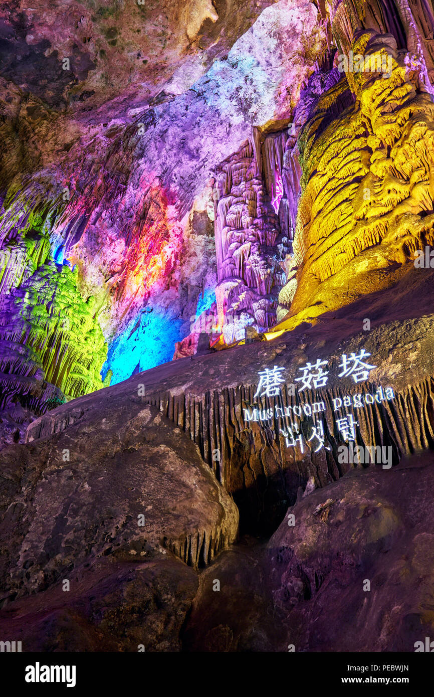 Pilz Pagode, Stalagmiten in einer Karsthöhle, Zhashui County, Shaanxi, China Stockfoto