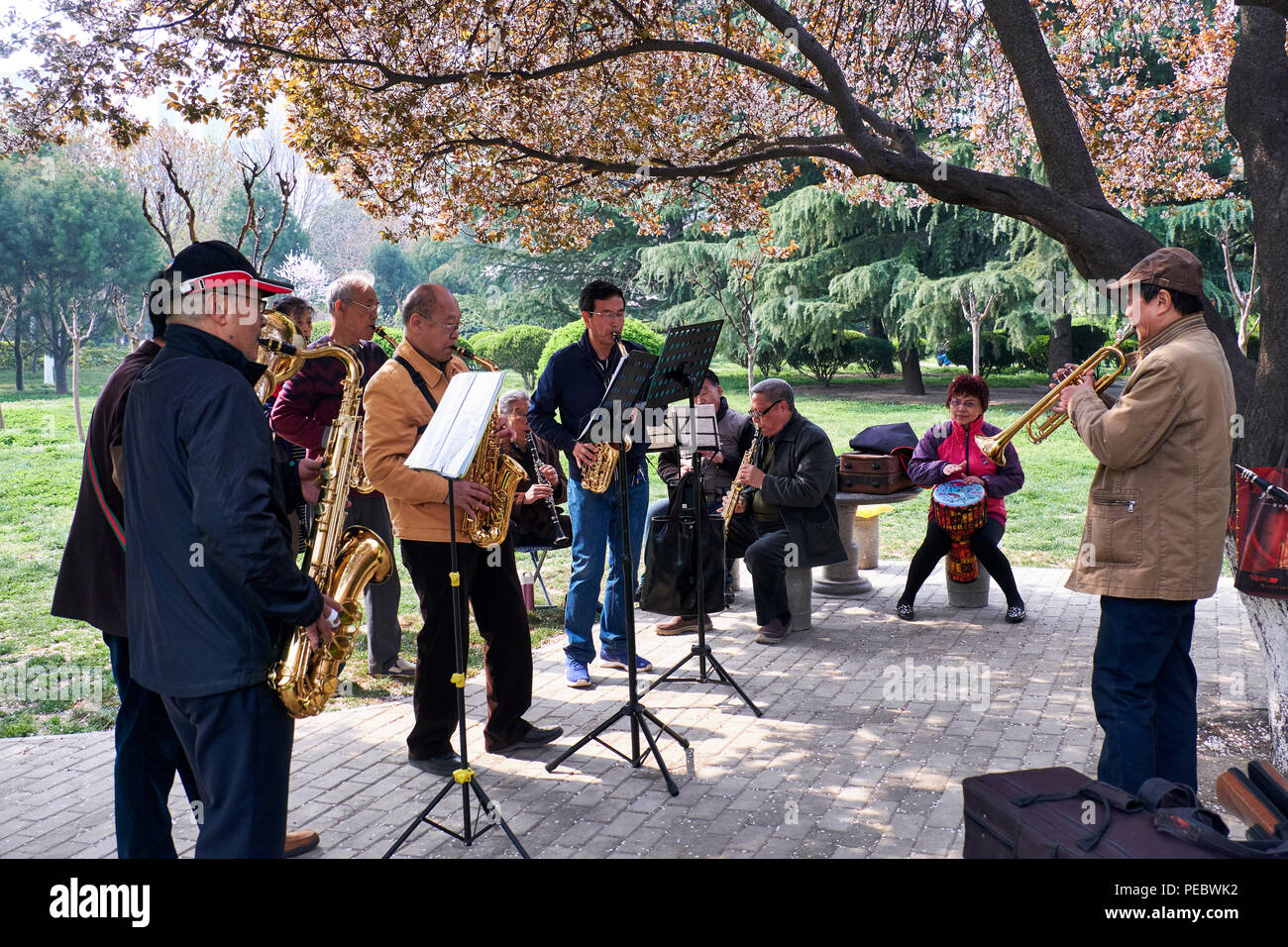 Band der Amateurmusiker Spielen in einem Park, Xi'an Shaanxi, China Stockfoto