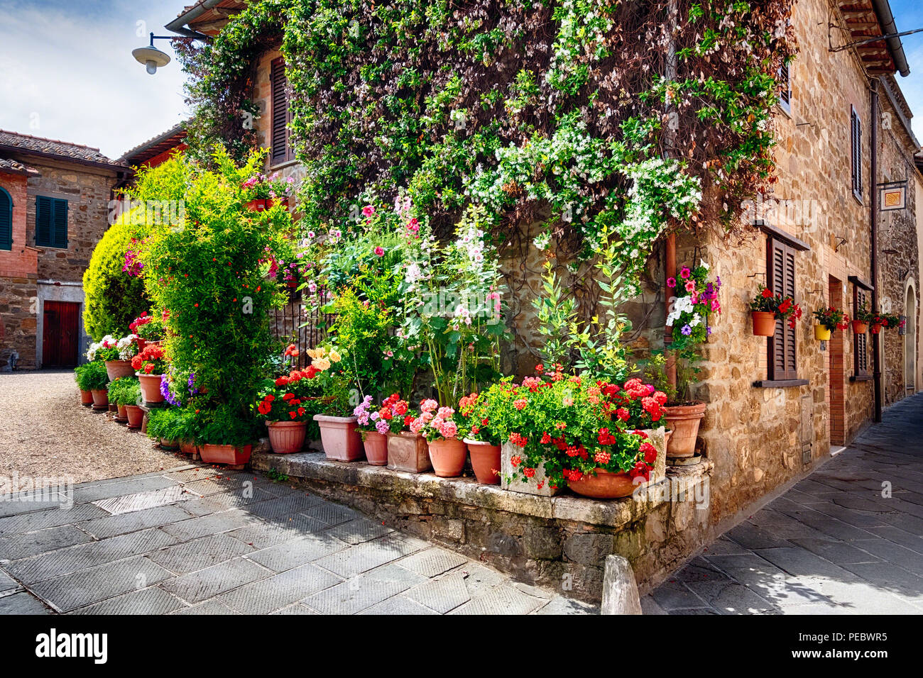 Haus Außen mit Blumen, Montalcion, Toskana, Italien Stockfoto