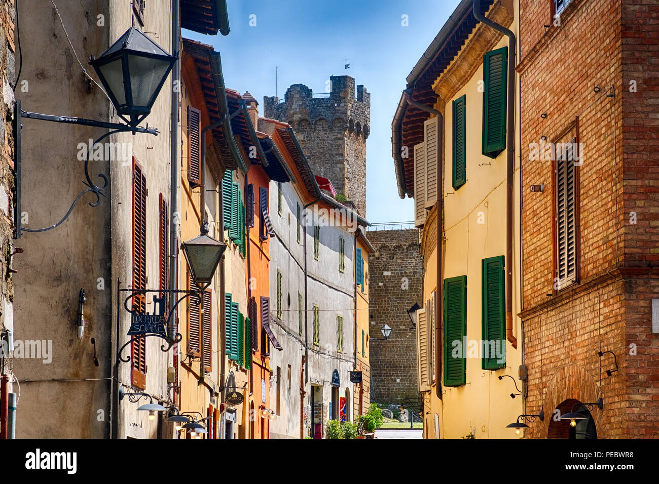 Straße in Montalcino mit Turm der Burg, Toskana Italien Stockfoto