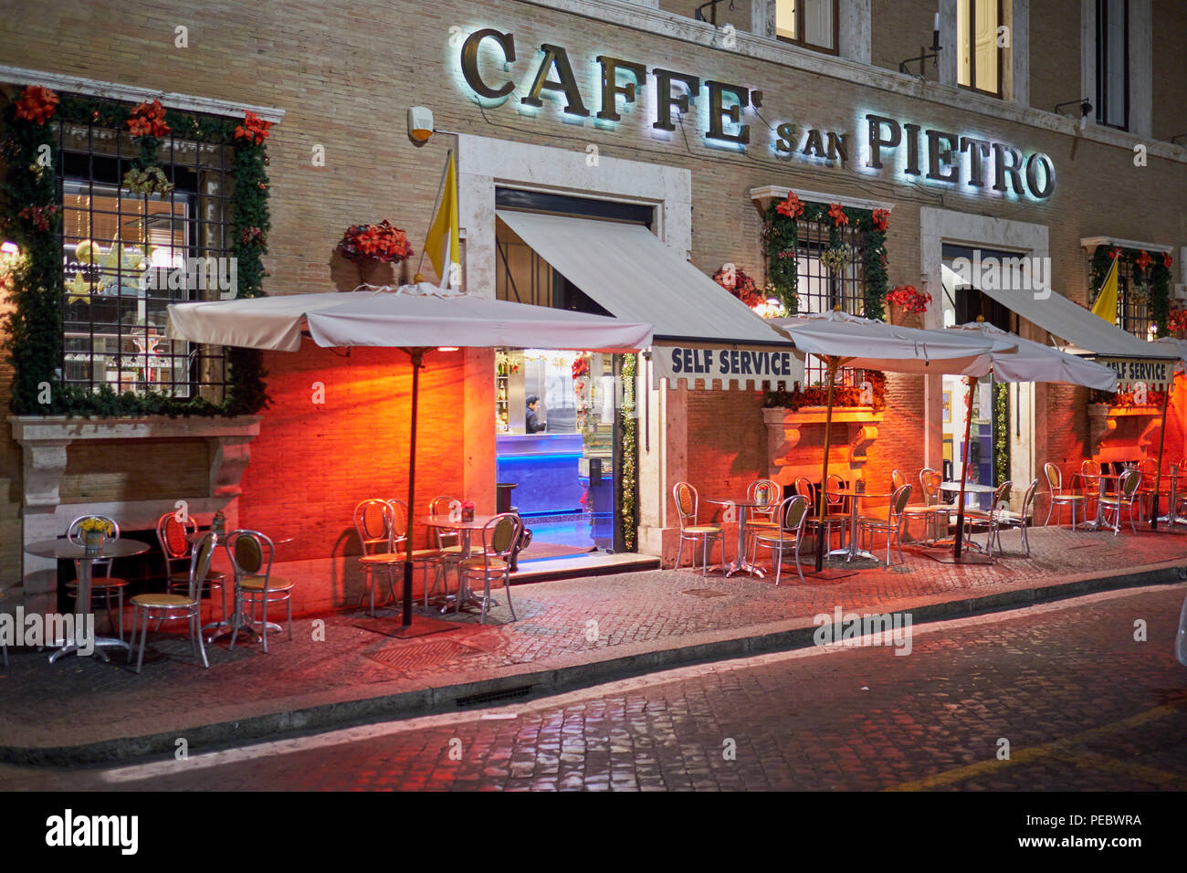 Curbside Café in der Nähe des Vatikan in der Nacht während der Ferienzeit, Rom, Italien Stockfoto