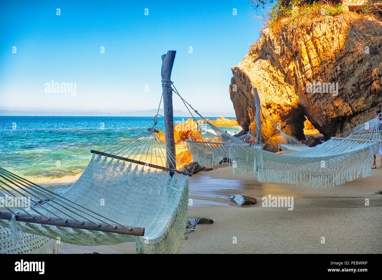 Hängematten im Schatten an einem tropischen Strand Hideway, Las Calitas, Jalisco, Mexiko Stockfoto