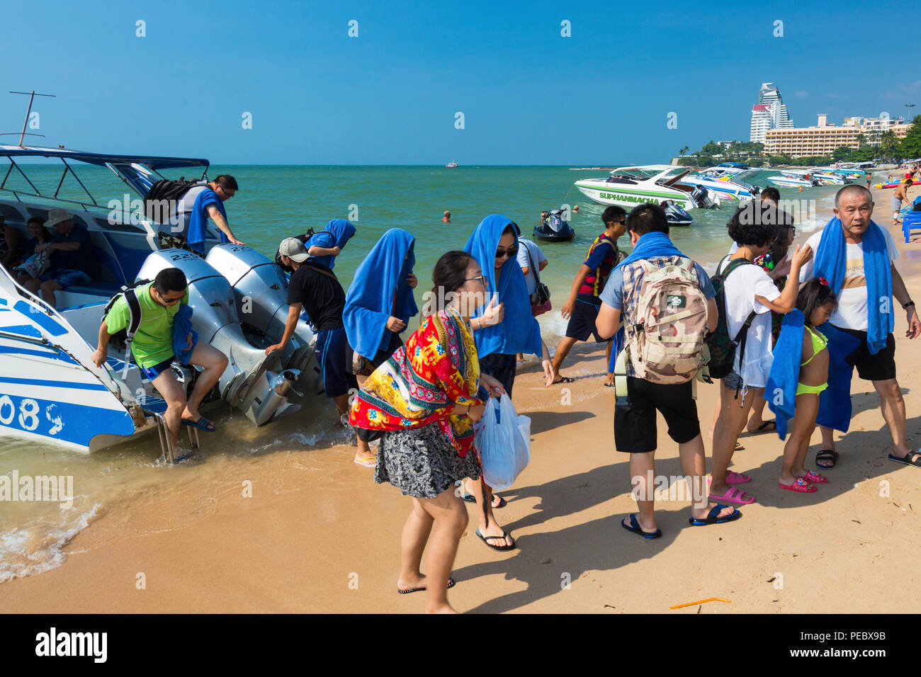 Chinesische Touristen Zurückbringen von Bootsfahrt, Pattaya, Thailand Stockfoto